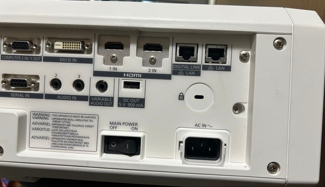 セール　パナソニック DLP方式プロジェクター　　　　　PT-RZ570JW