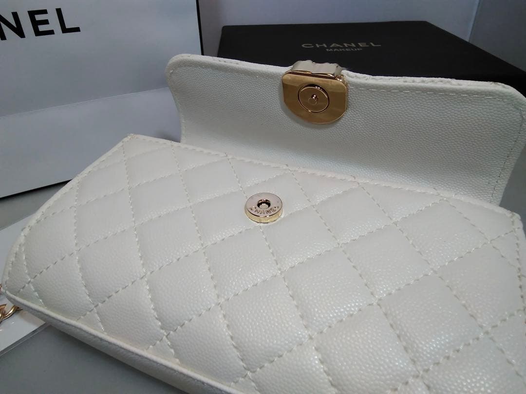 CHANEL〈シャネル〉ノベルティ　ホワイト ショルダーバッグ　ホワイトシャドー