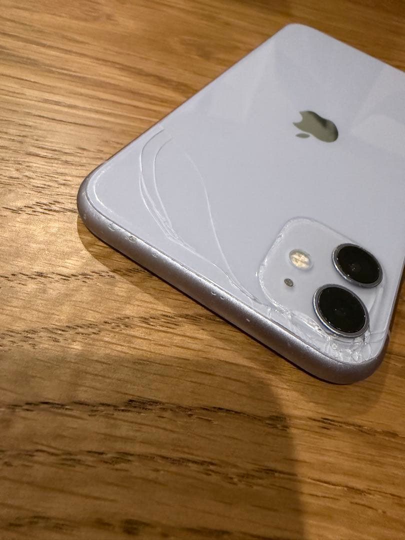 iPhone11 128GB パープル　背面割れあり