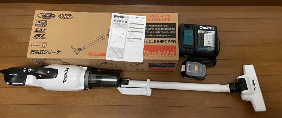 美品　マキタ充電式クリーナー　CL286FDRFW 白