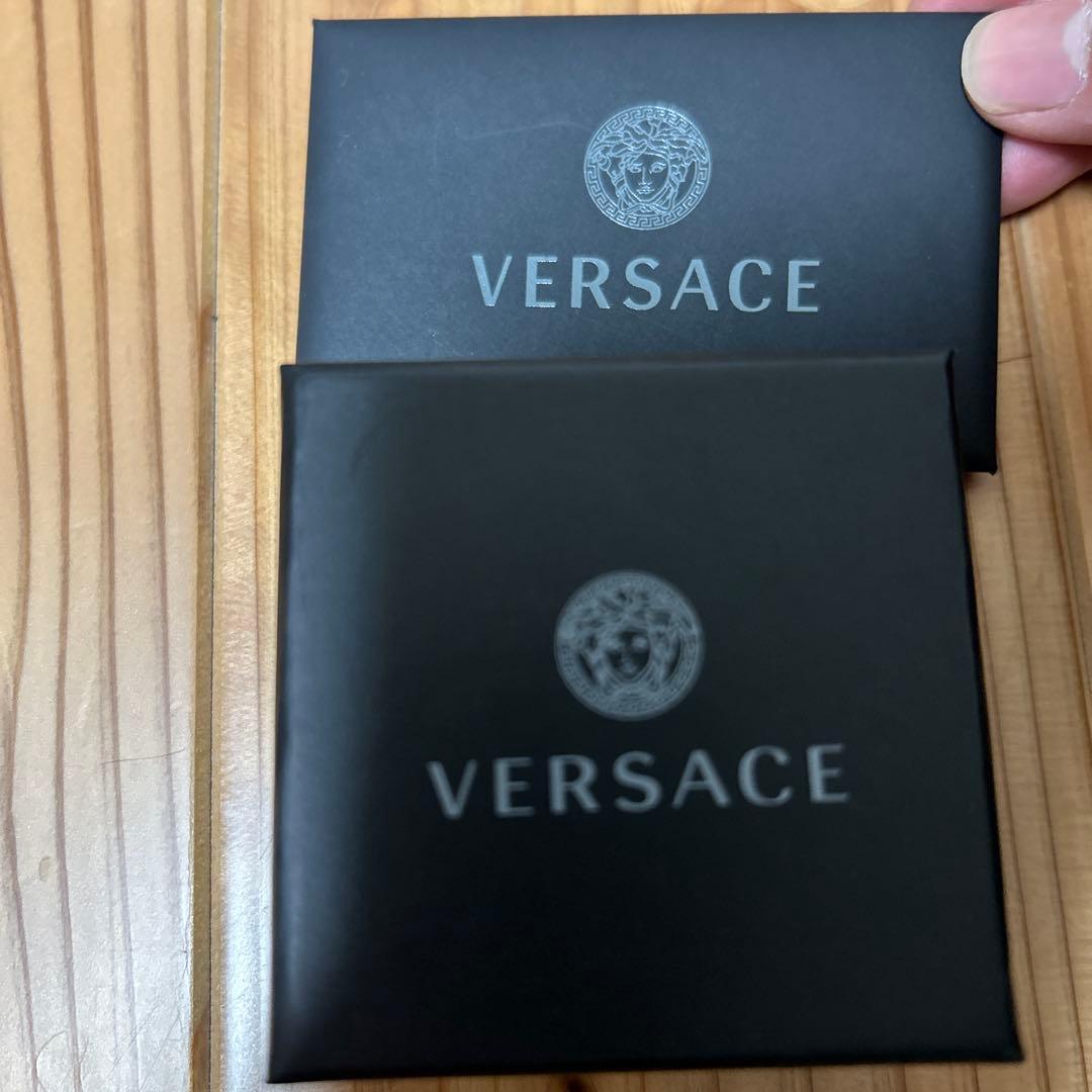 VERSACE ロゴ入り金メッキスタッドピアス
