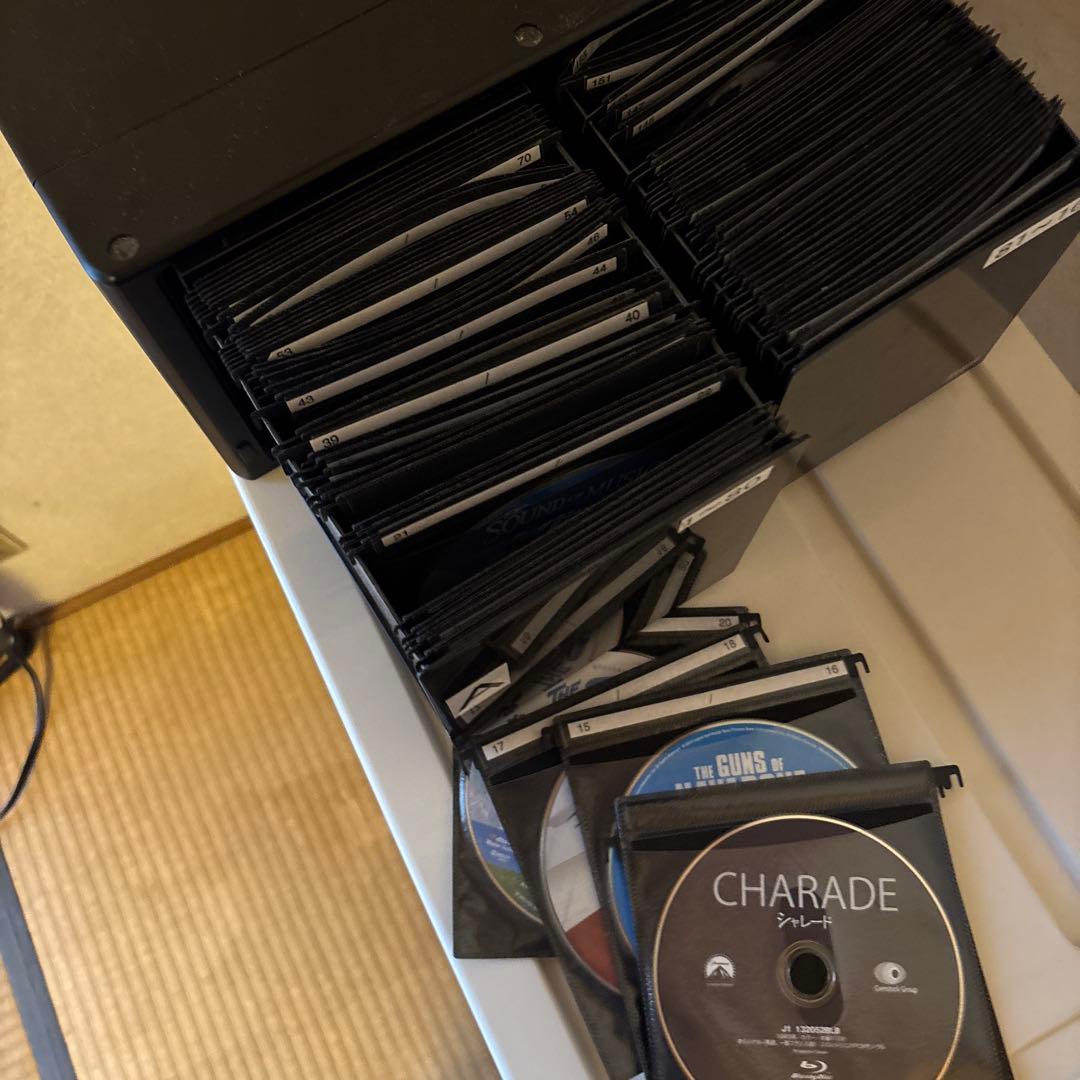 DVDディスク収納ケースと映画ディスク