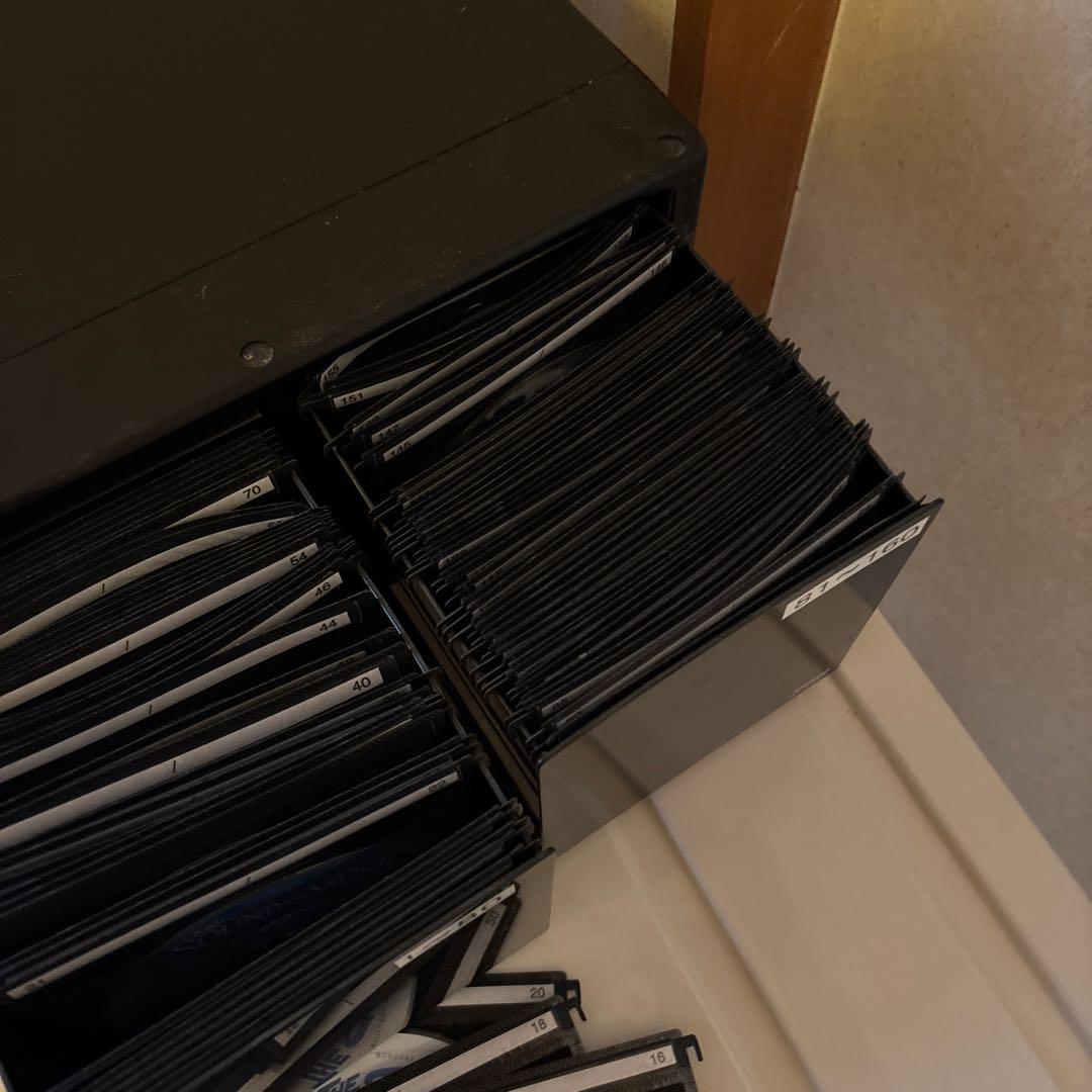 DVDディスク収納ケースと映画ディスク