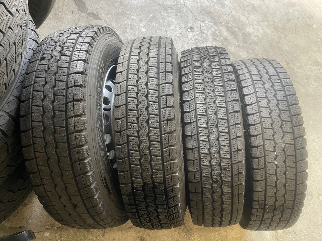 ダイハツ　ハイゼット　スタッドレス　145/80R12. 送料無料「一部地域除く