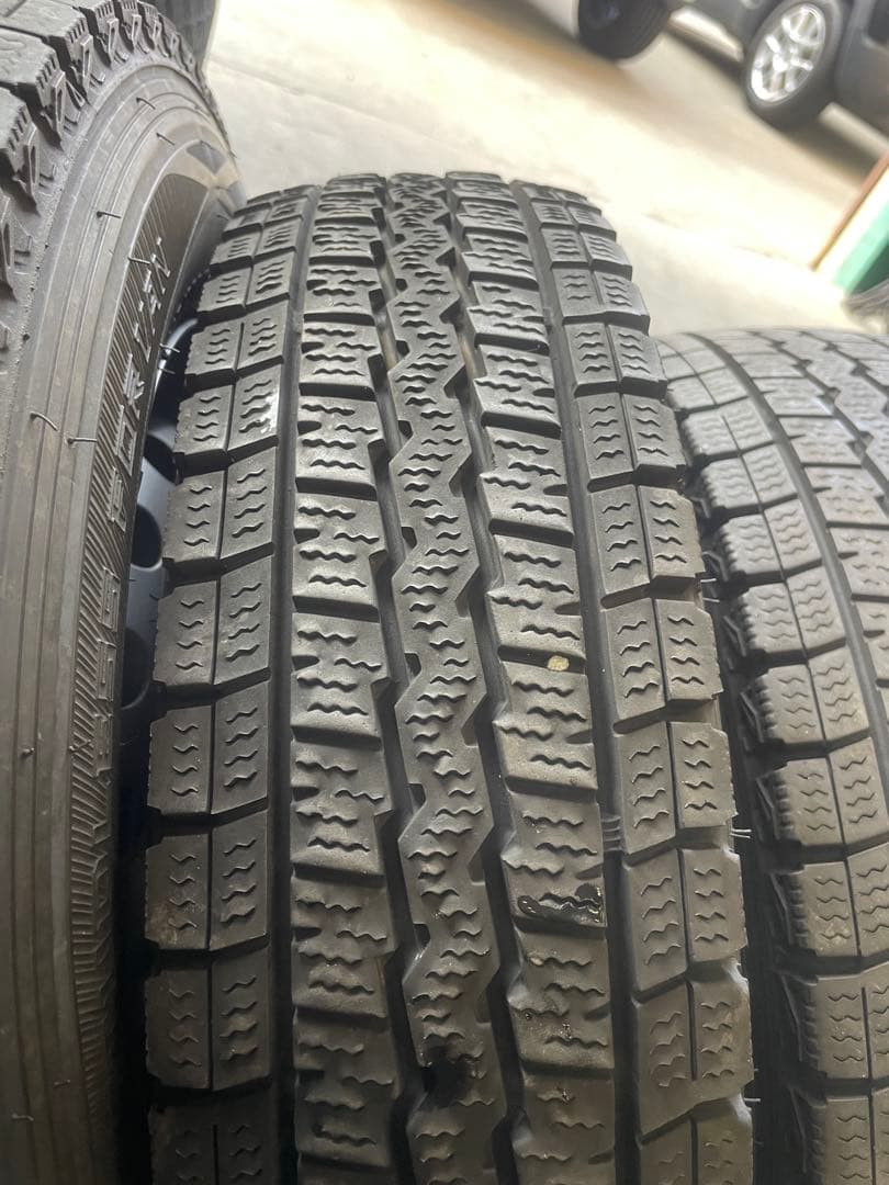 ダイハツ　ハイゼット　スタッドレス　145/80R12. 送料無料「一部地域除く