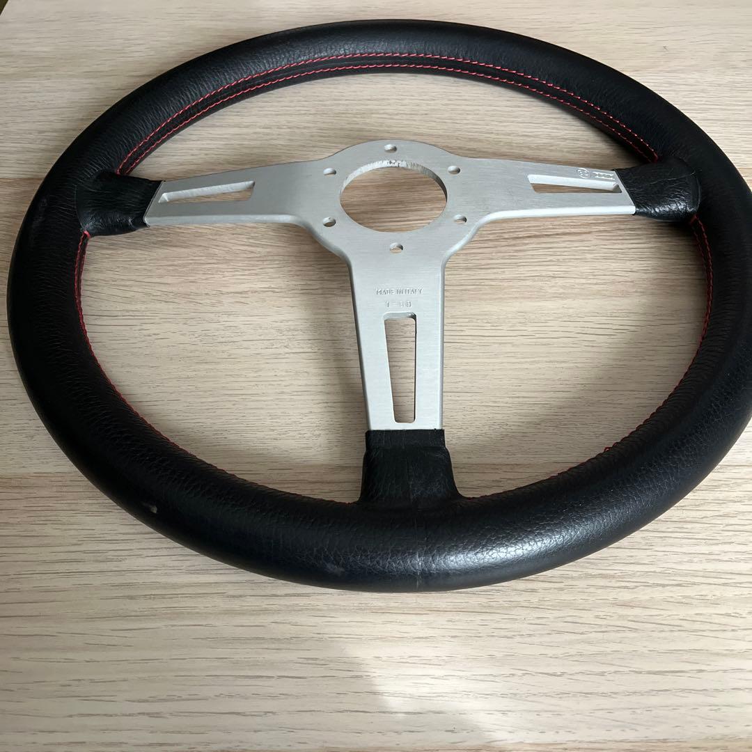 MOMO ステアリングホイール 黒 レザー 赤ステッチ