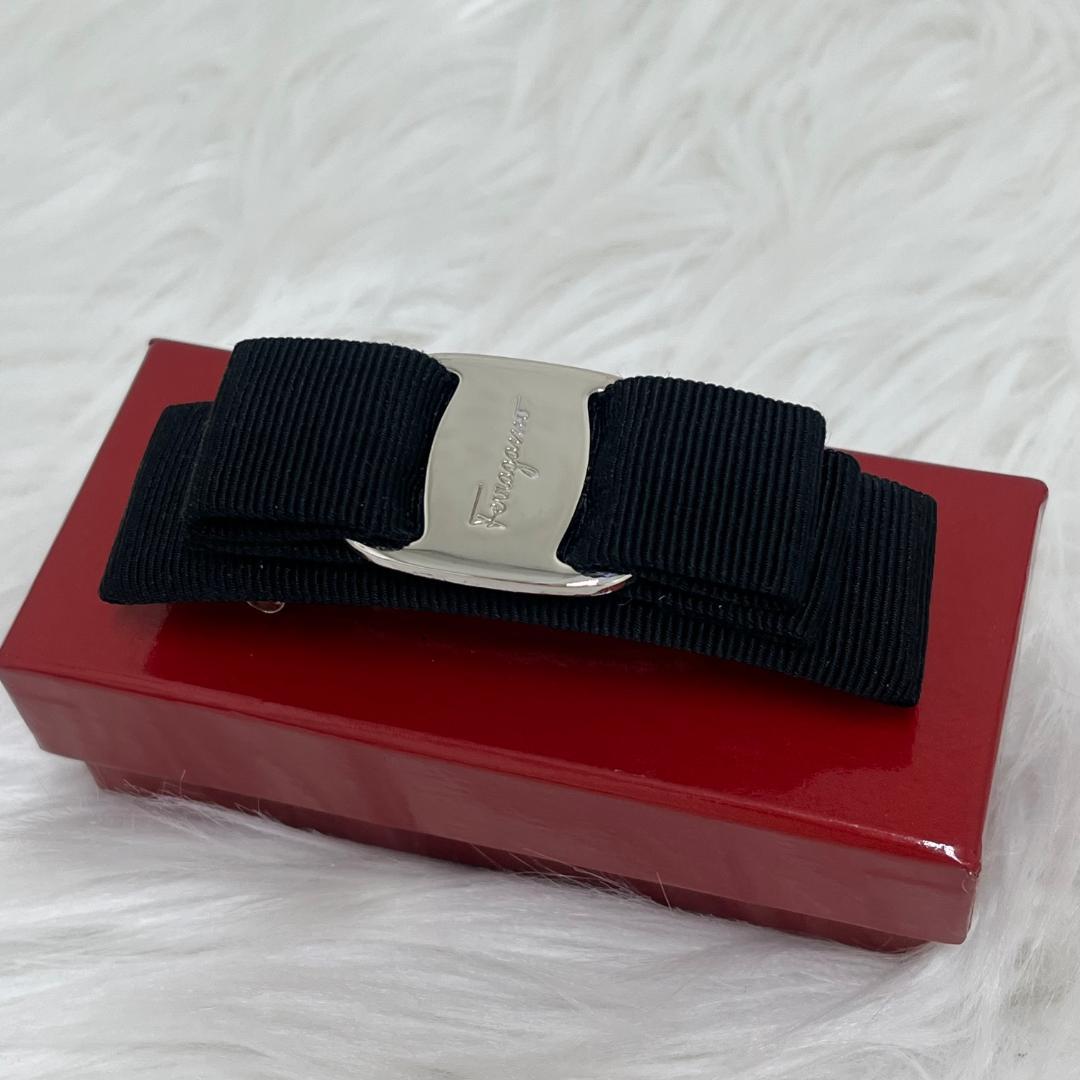 新品✨フェラガモ　バレッタ ヘアアクセサリー ブラック×シルバー