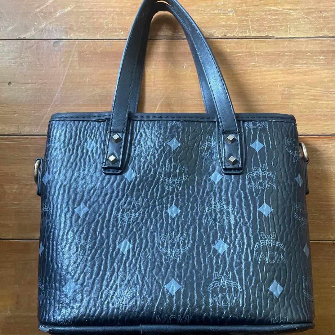 ブラックエンボスハンドバッグmcm