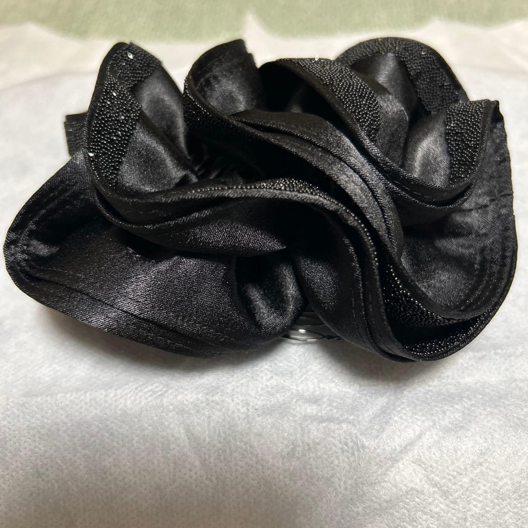 コンプレックスビズ　黒 サテン フリル ヘアダブルコーム