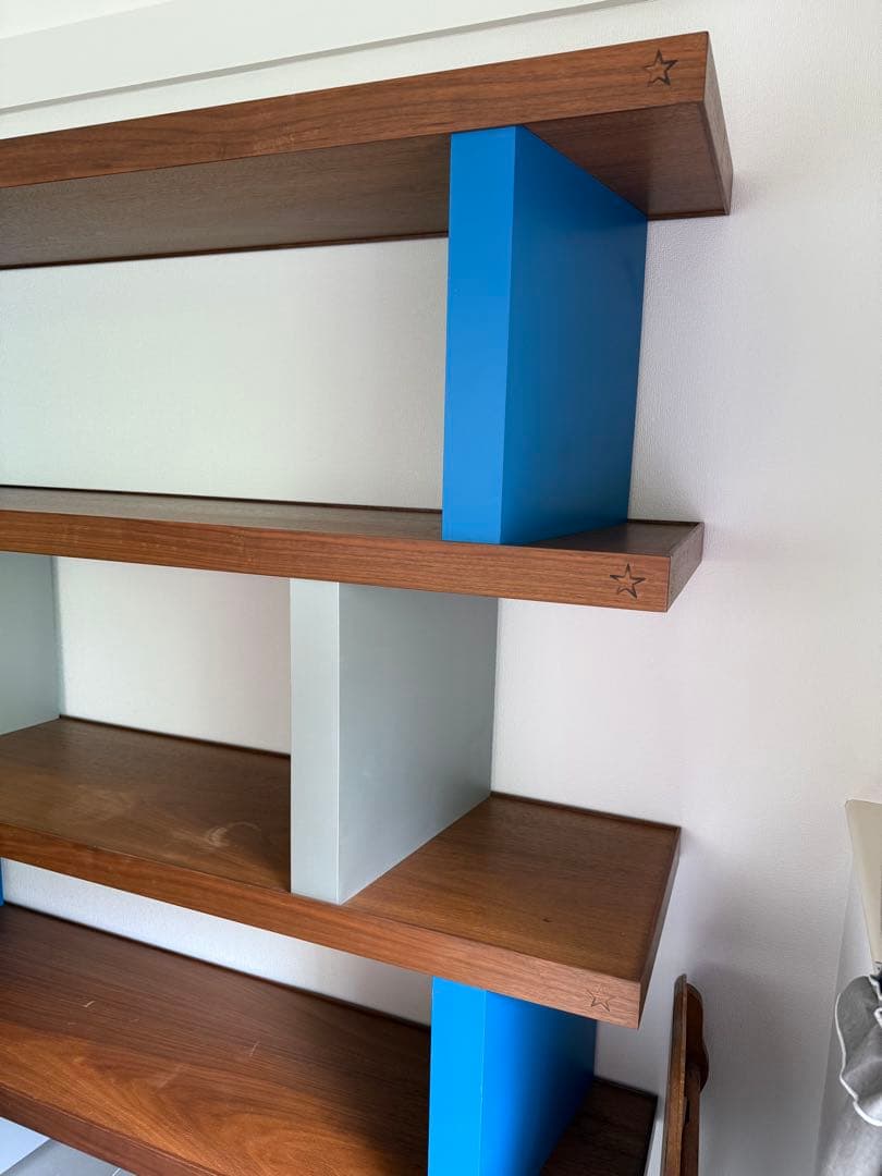 オープンシェルフ 青と木目調