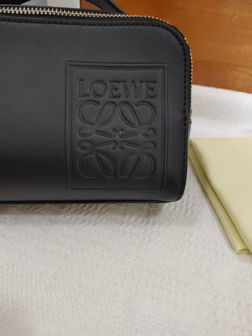 L☆OEWE ブラック ボディバッグ