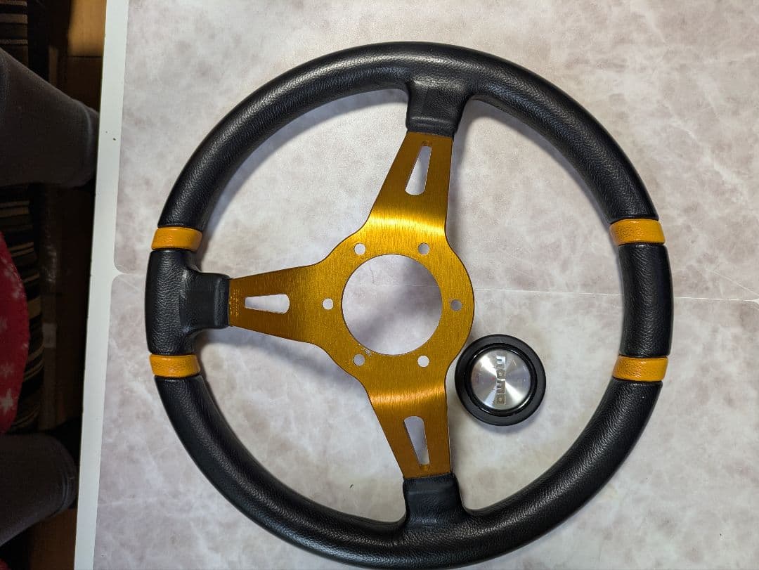 momo DRIFTING ステアリング 350mm