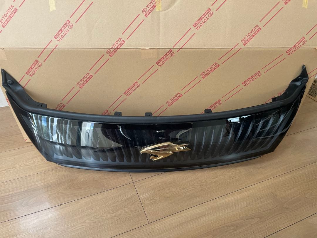 TOYOTA ハリアー　60 フロントグリル ブラック ゴールドエンブレム