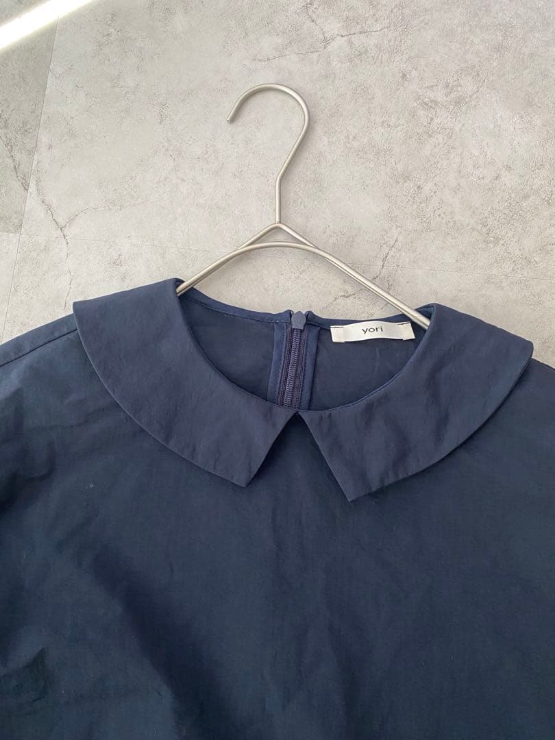 美品　yori ネイビー フラットカラーティアードブラウス　紺　ヨリ