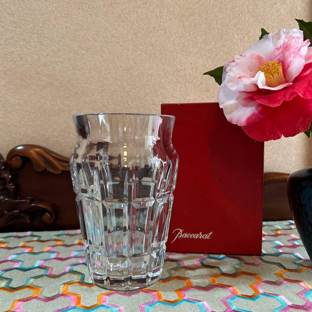 バカラ、凛とした佇まい、高さ17.5センチの花瓶、未使用。