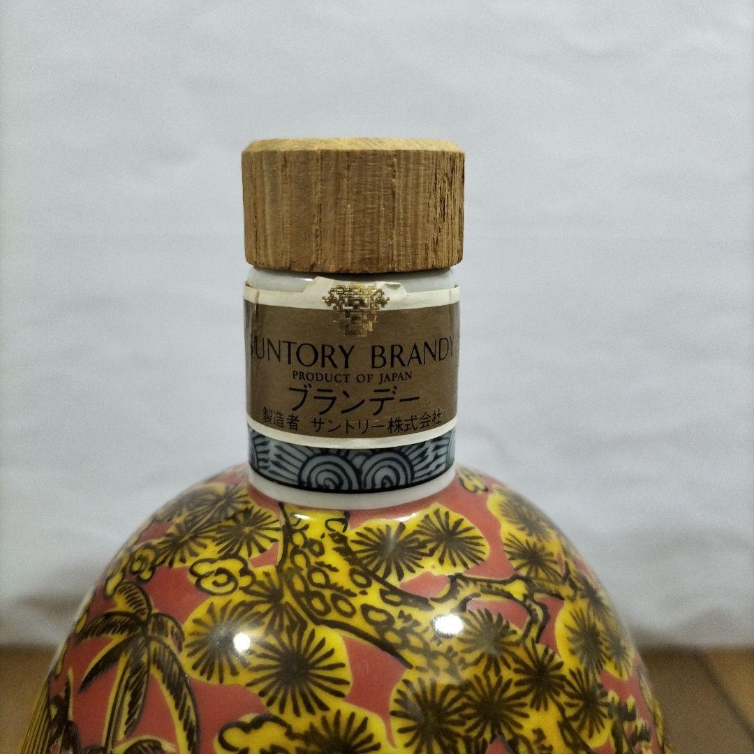 空き瓶　サントリーブランデー【九谷焼 蕪型紅地黄彩犬遊文】木箱、台座、巾着袋付き