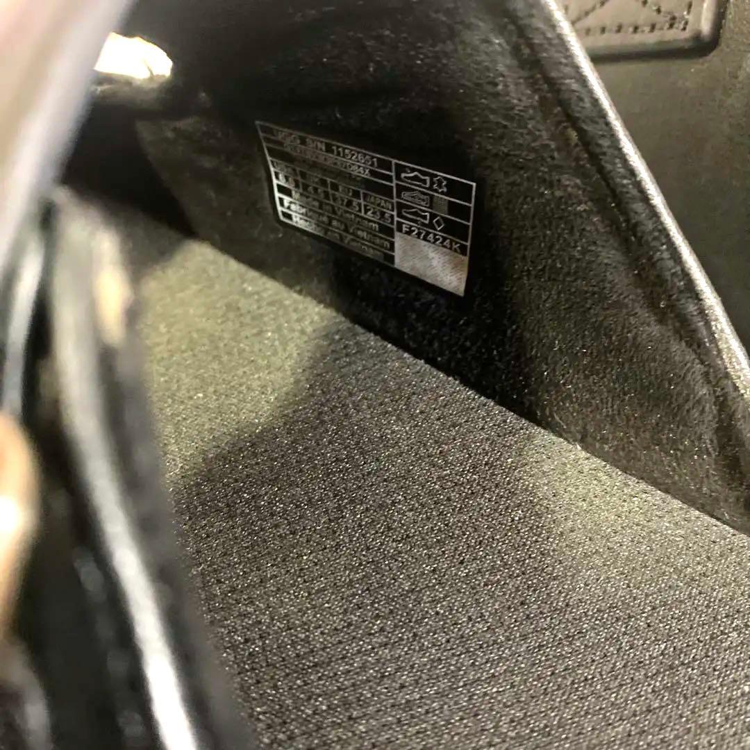 UGG ブラック ストラップサンダル（レザー）