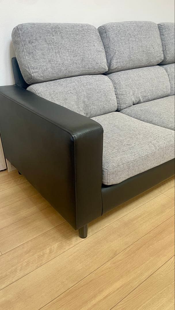 倉神まん【引取り優先】グレー×ブラックの3人掛けソファ＋オットマン