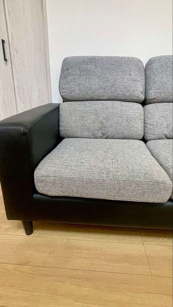 倉神まん【引取り優先】グレー×ブラックの3人掛けソファ＋オットマン