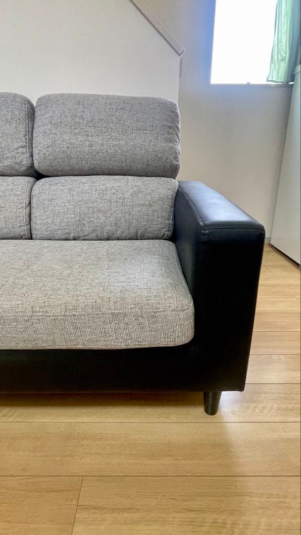 倉神まん【引取り優先】グレー×ブラックの3人掛けソファ＋オットマン