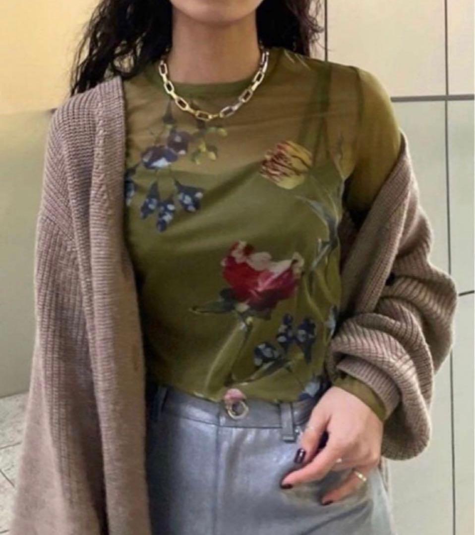 AMERI SOFIA SHEER CUT TOP カーキ