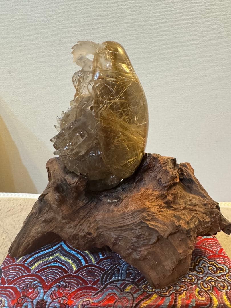 貴重　ルチルクォーツ龍の彫り物（台座付き）