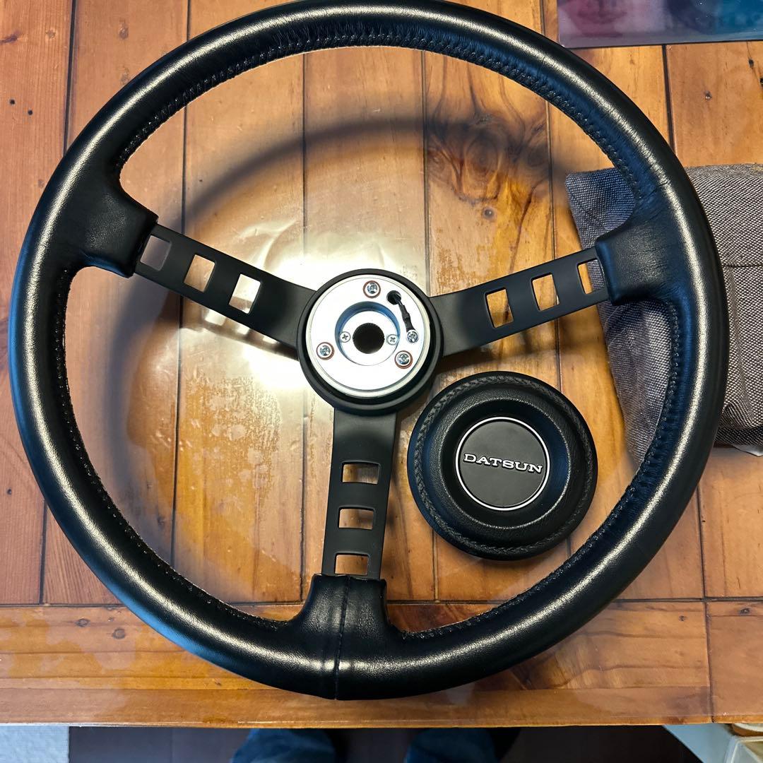 DATSUNコンぺタイプハンドルサニトラ専用ボス付き。