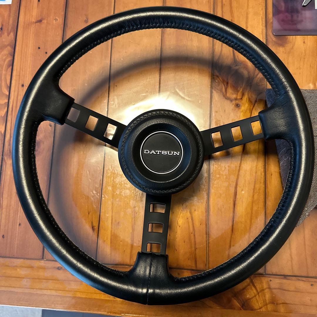 DATSUNコンぺタイプハンドルサニトラ専用ボス付き。