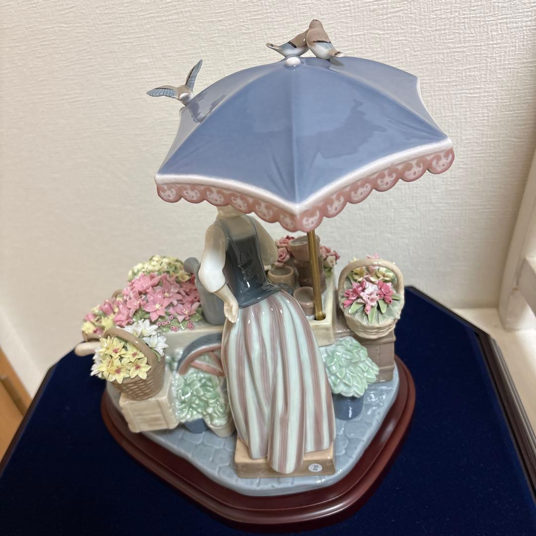 リヤドロ LLADRO [公園通りの花屋さん」ガラスケースと台座付き！綺麗！