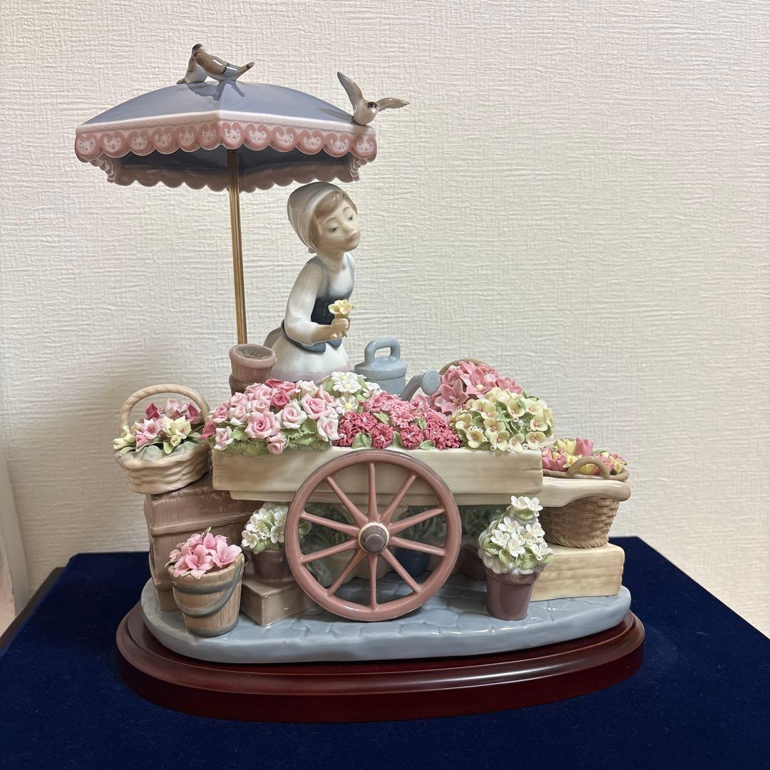 リヤドロ LLADRO [公園通りの花屋さん」ガラスケースと台座付き！綺麗！