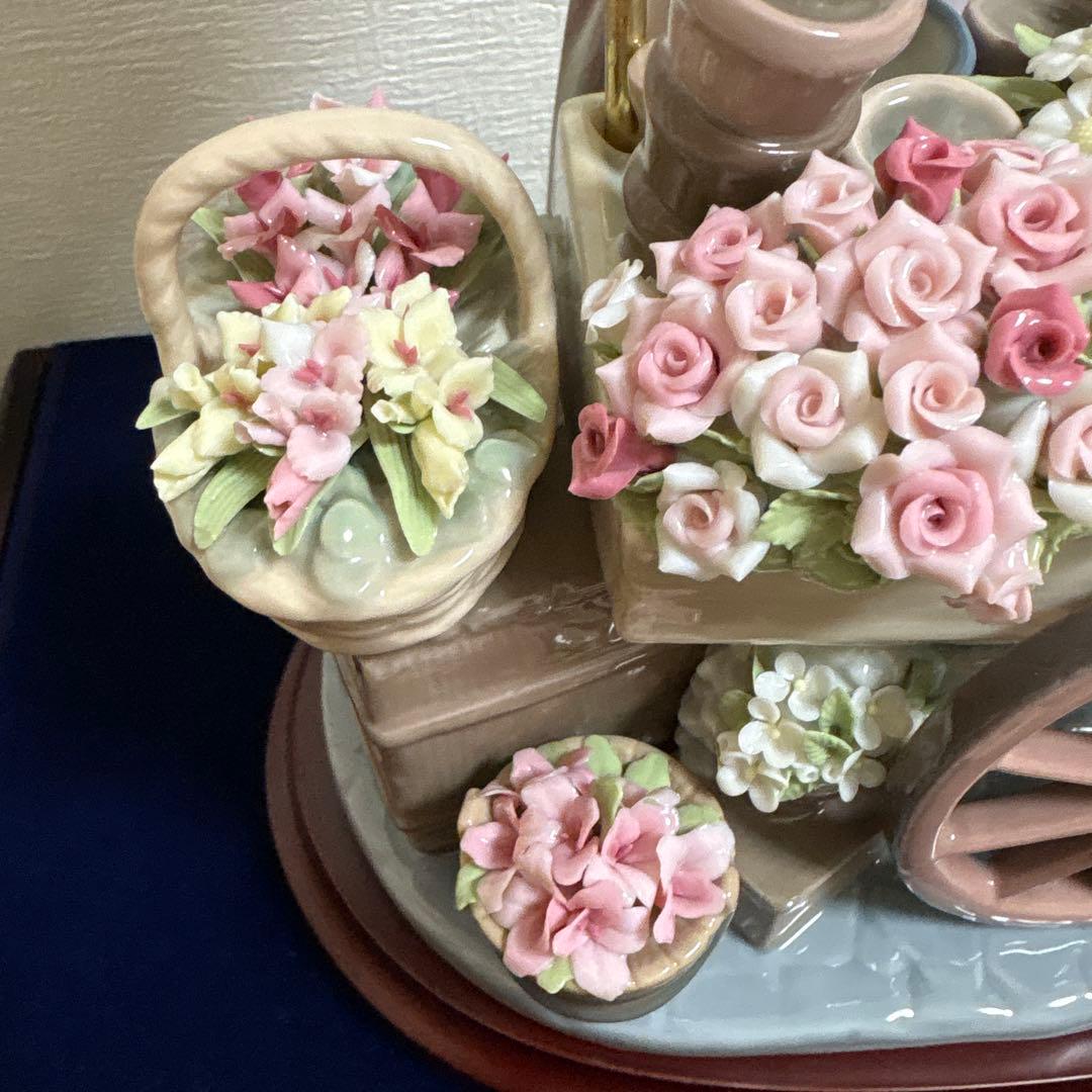 リヤドロ LLADRO [公園通りの花屋さん」ガラスケースと台座付き！綺麗！