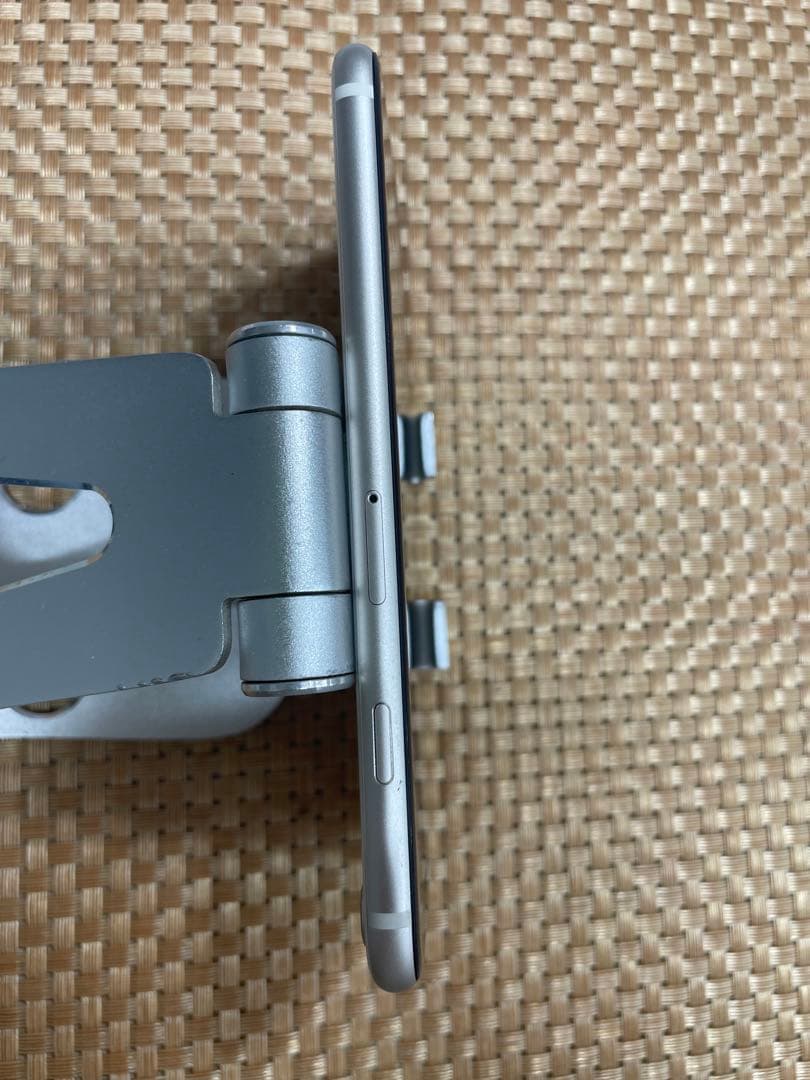 iPhone SE 第3世代 64 GB スターライトSIMフリー【7303】