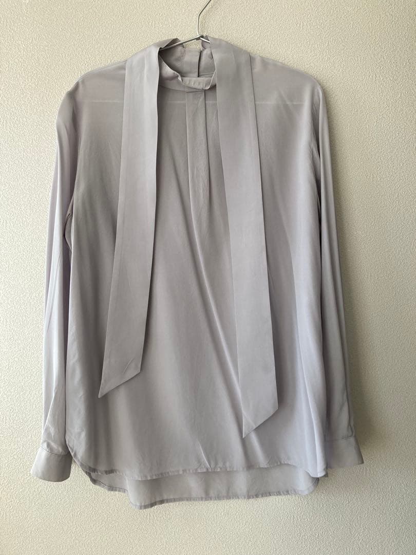 ソージュ soeju シルクストレッチボウタイブラウス　グレー