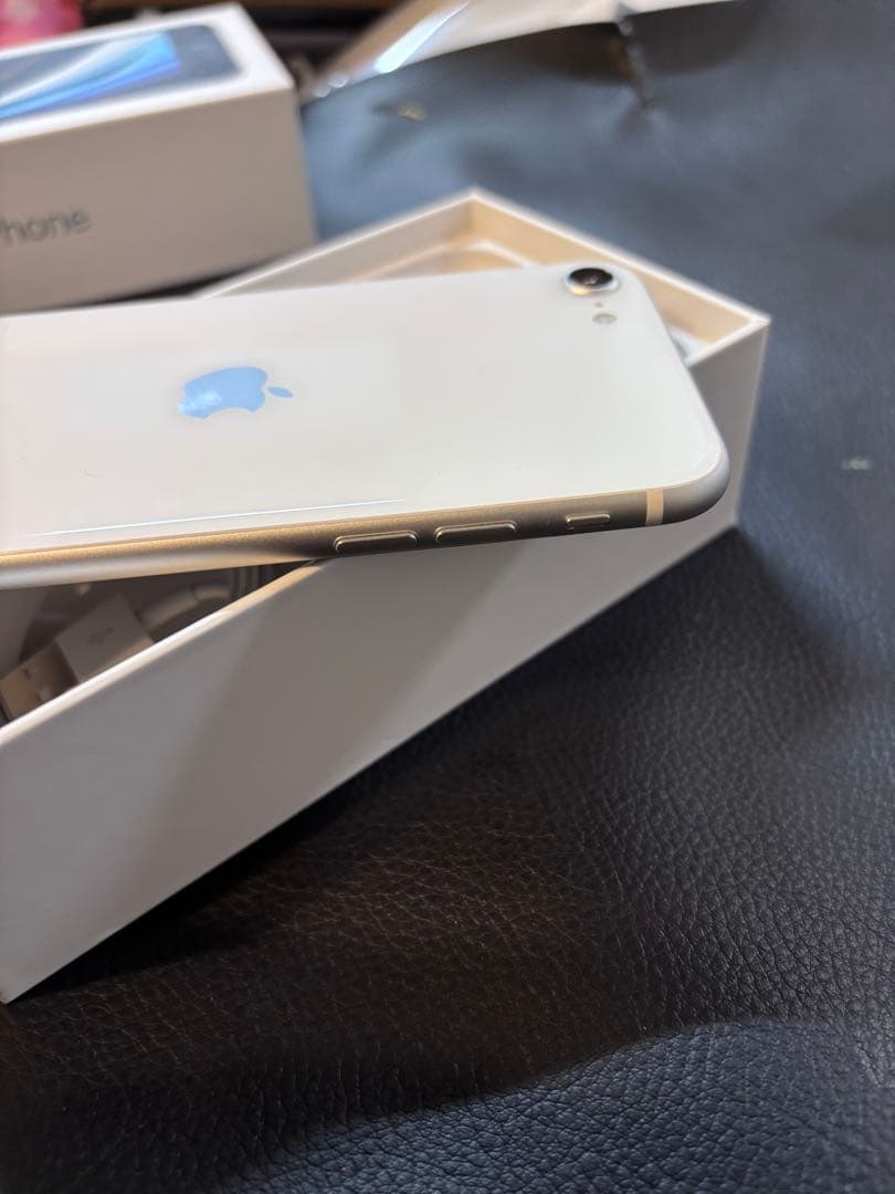 【週末発送可能お早めに！】iPhone SE (第2世代) ホワイト 64GB