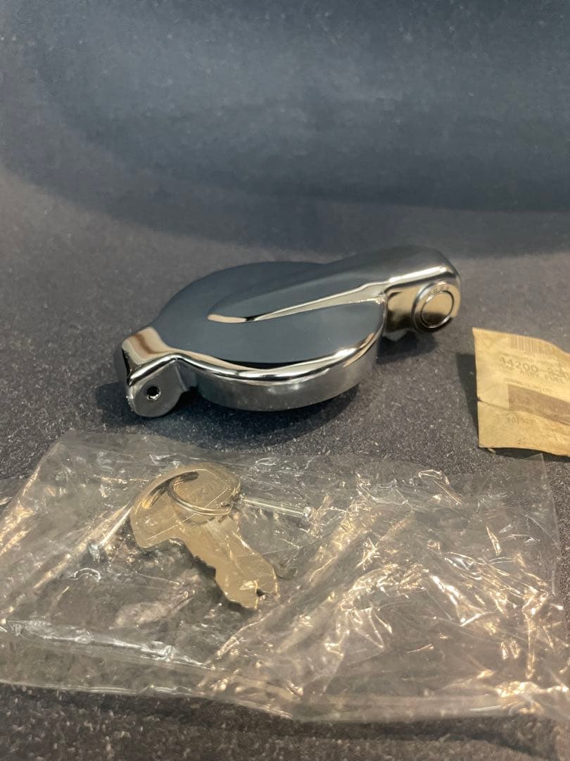 スズキGT380 タンクキャップ　純正新品