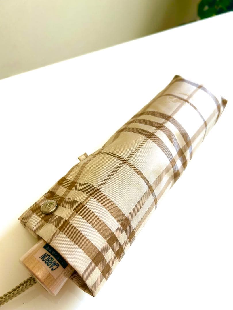 BURBERRY 美品折りたたみ傘 ベージュチェック柄透かしマーク カーボン骨