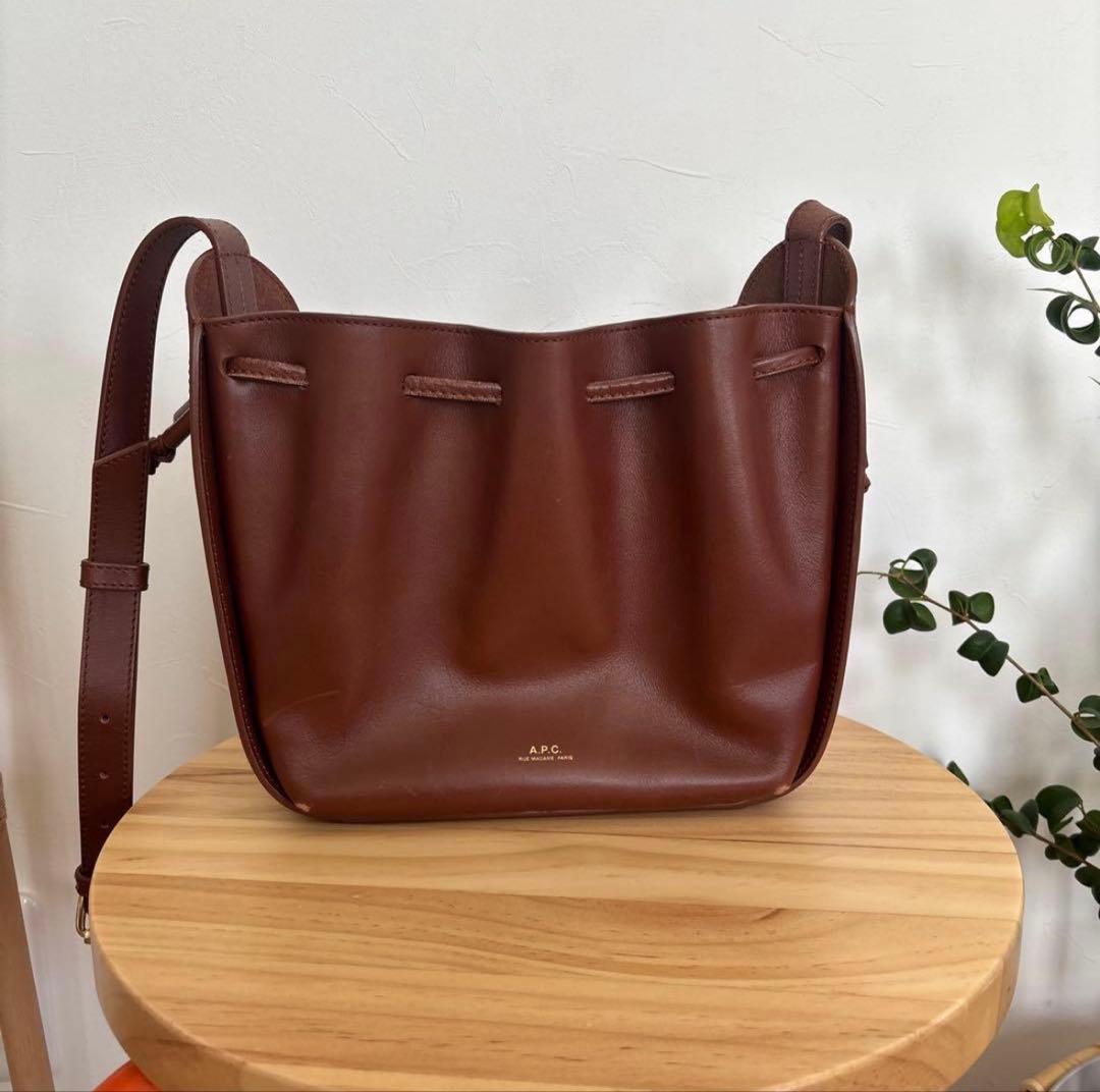 apc A.P.C. アーペーセー Courtney 巾着 ショルダーバッグ