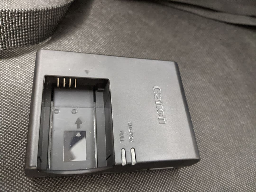 バッテリー良　Canon EOS Kiss X9 デジタル一眼レフ　ダブルレンズ