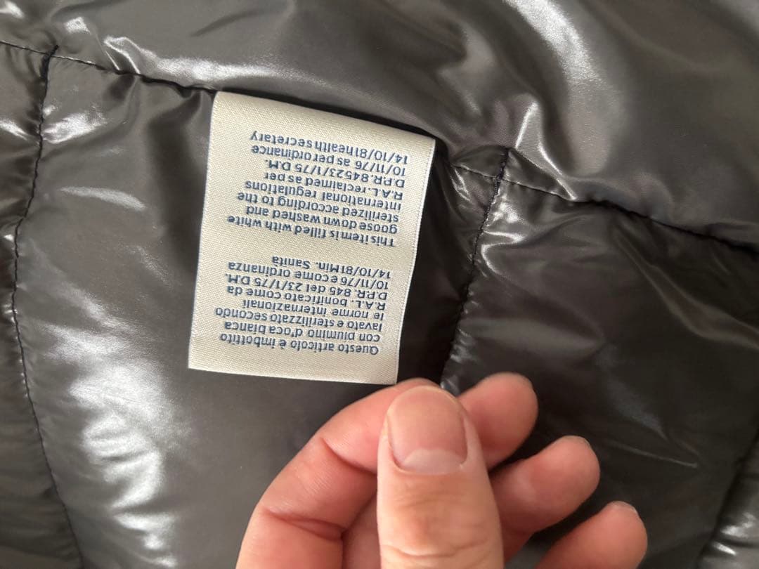 MONCLER ブラック ダウンジャケット フード付き