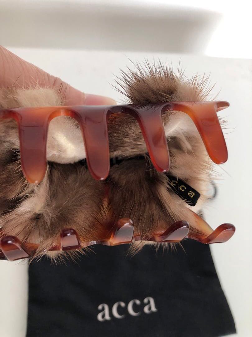 acca ファー付きヘアクリップ ブラウン系