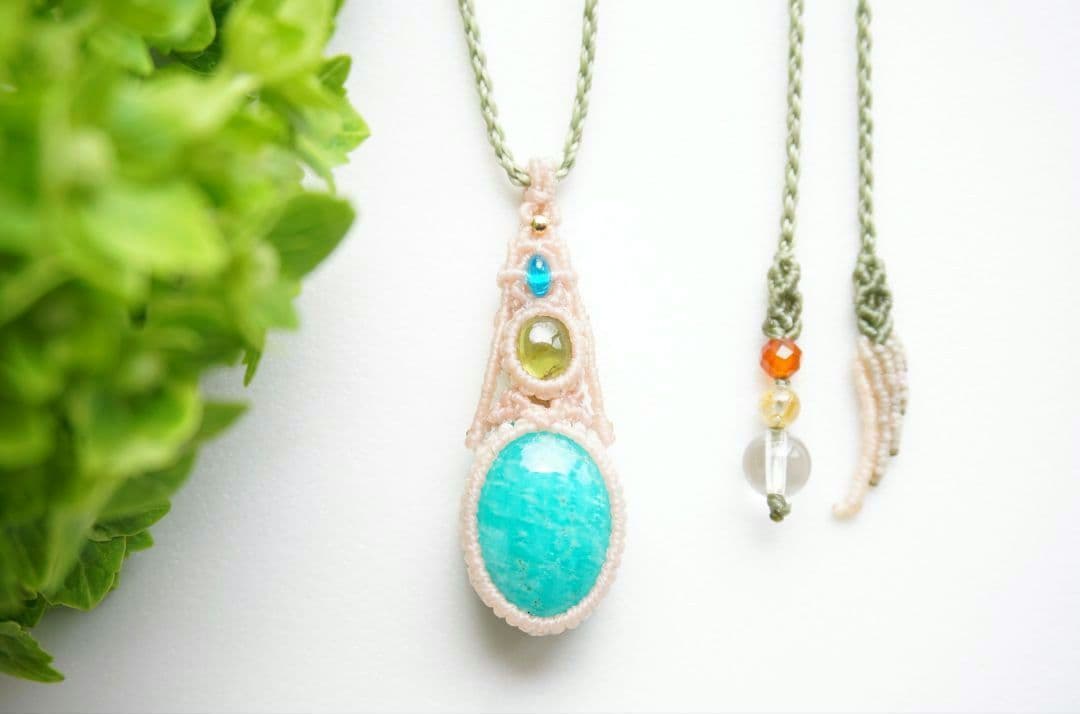 《萌え出づ》高品質アマゾナイト　ペリドット　ブルーアパタイト　マクラメネックレス