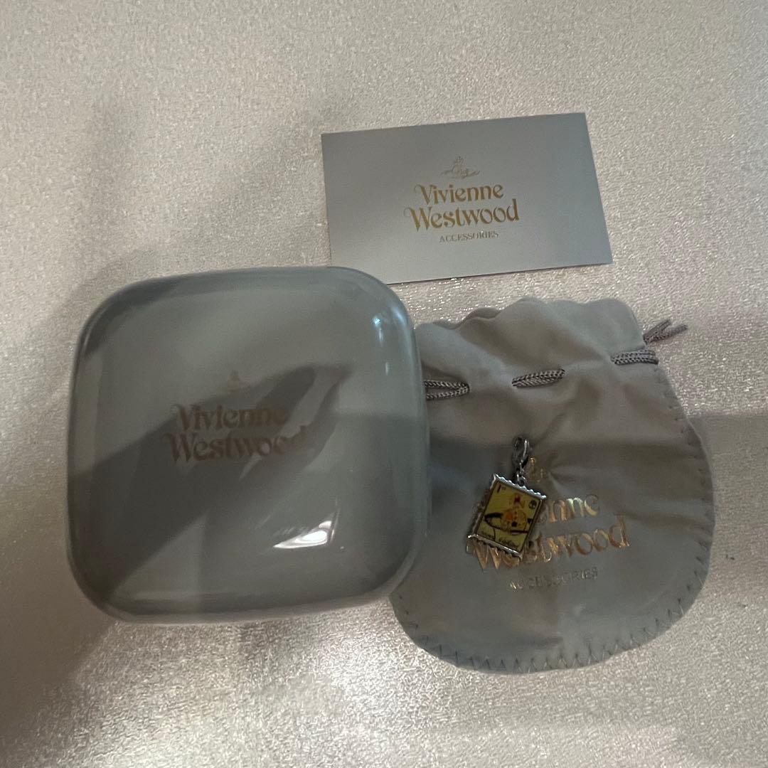 保証書付　ヴィヴィアン・ウエストウッド 切手モチーフ チャーム 未使用