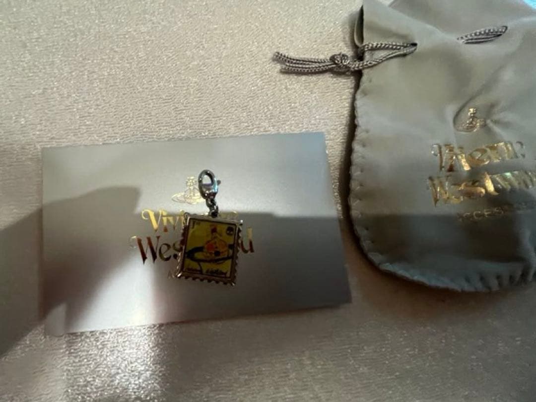 保証書付　ヴィヴィアン・ウエストウッド 切手モチーフ チャーム 未使用