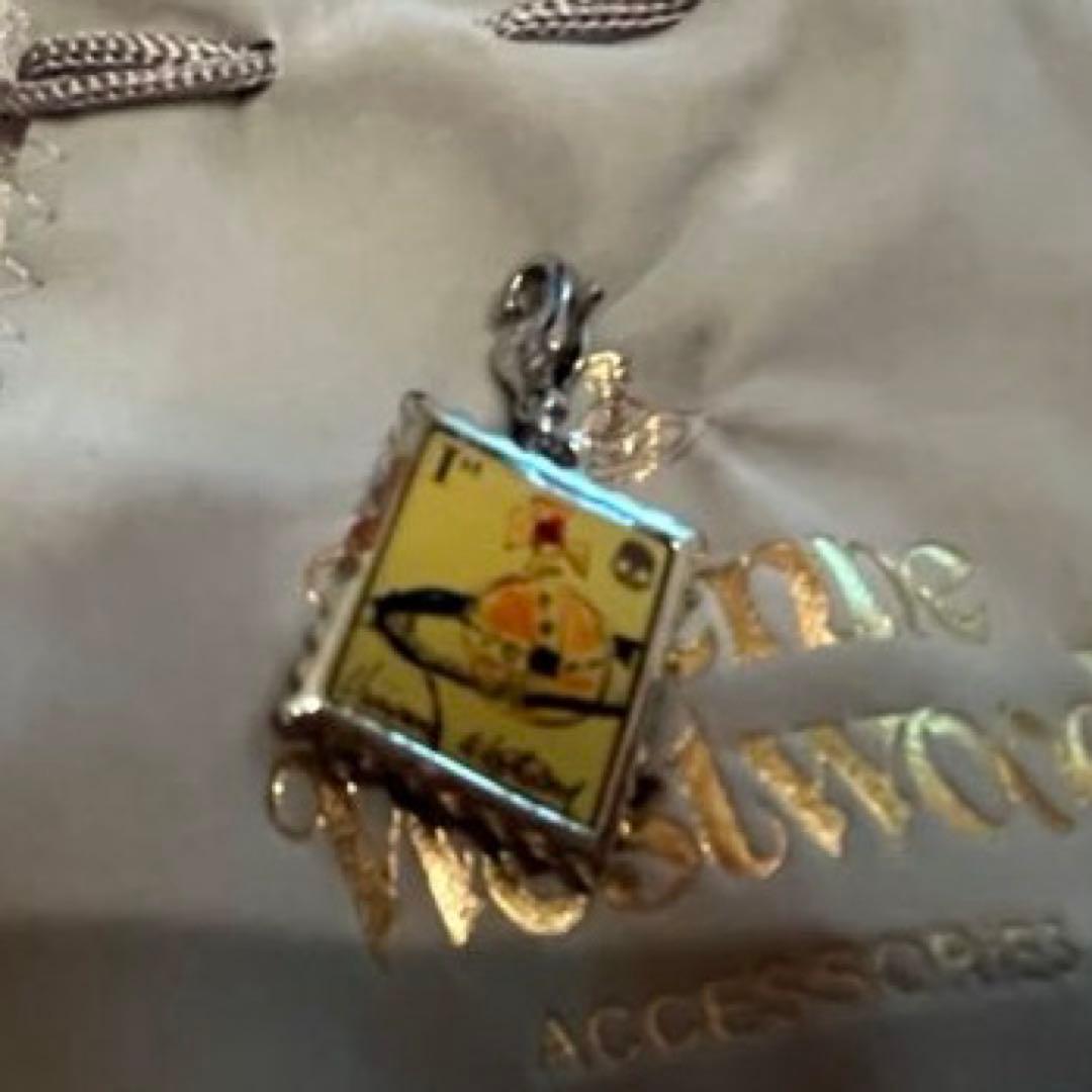 保証書付　ヴィヴィアン・ウエストウッド 切手モチーフ チャーム 未使用