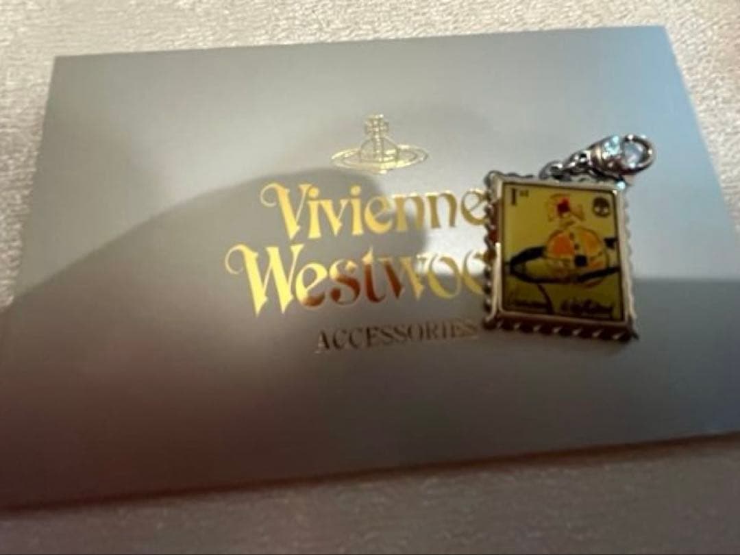 保証書付　ヴィヴィアン・ウエストウッド 切手モチーフ チャーム 未使用
