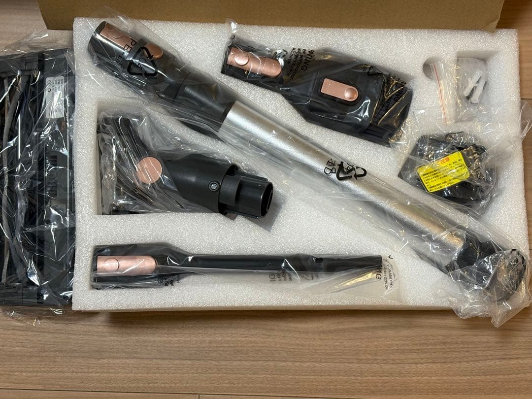 掃除機 グリーンLEDライト　コードレス　軽量　自立式　LED液晶ディスプレイ