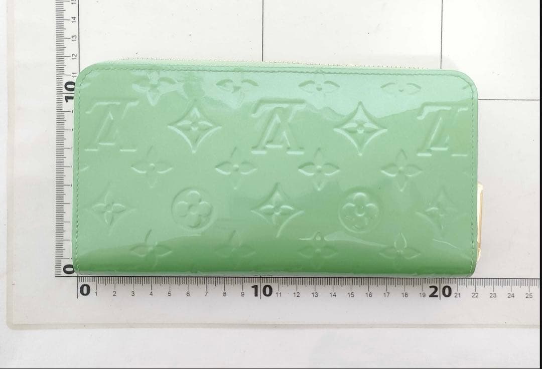 ヴィトン ジッピーウォレット ラウンド長財布 グリーン系 M82065