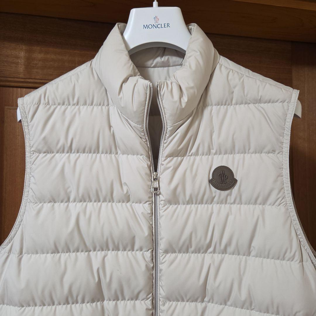 MONCLER ホワイト ダウンベスト ハンガー付けます。