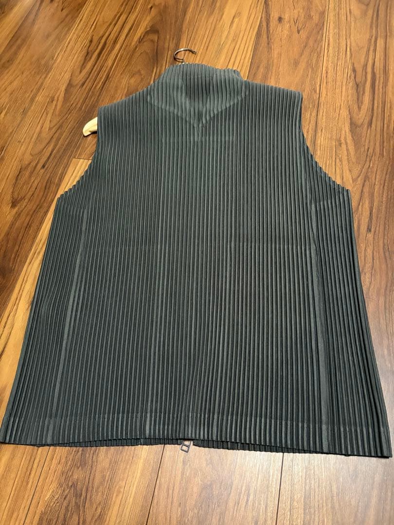HOMME PLISSÉ ベスト