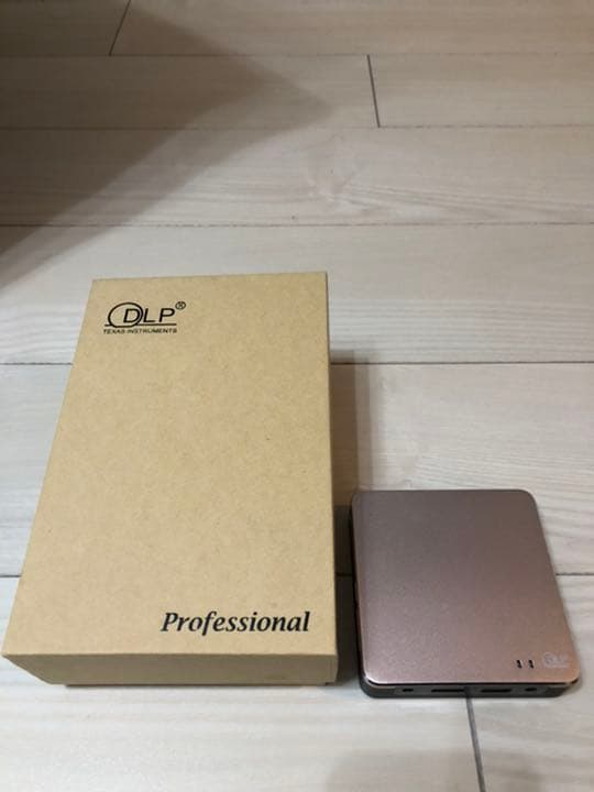 【美品】ミニプロジェクター　コンパクト　ワイヤレス